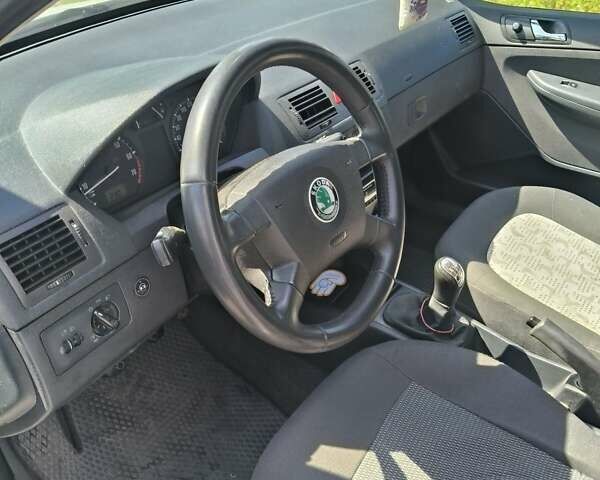 Белый Шкода Фабия, объемом двигателя 1.4 л и пробегом 312 тыс. км за 2900 $, фото 1 на Automoto.ua