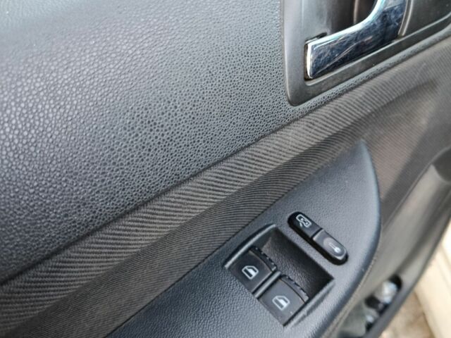 Белый Шкода Фабия, объемом двигателя 1.4 л и пробегом 257 тыс. км за 3000 $, фото 6 на Automoto.ua