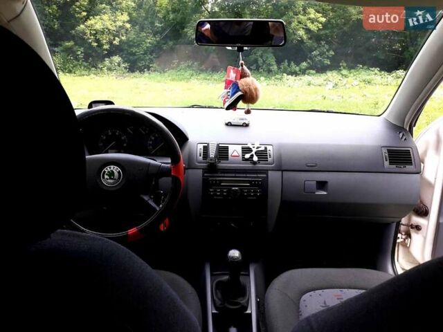Білий Шкода Фабія, об'ємом двигуна 1.2 л та пробігом 266 тис. км за 4000 $, фото 18 на Automoto.ua