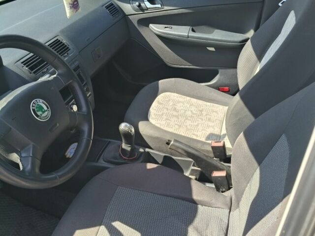 Белый Шкода Фабия, объемом двигателя 1.4 л и пробегом 312 тыс. км за 2900 $, фото 6 на Automoto.ua