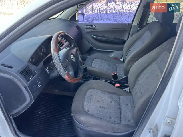 Белый Шкода Фабия, объемом двигателя 1.2 л и пробегом 330 тыс. км за 2750 $, фото 26 на Automoto.ua