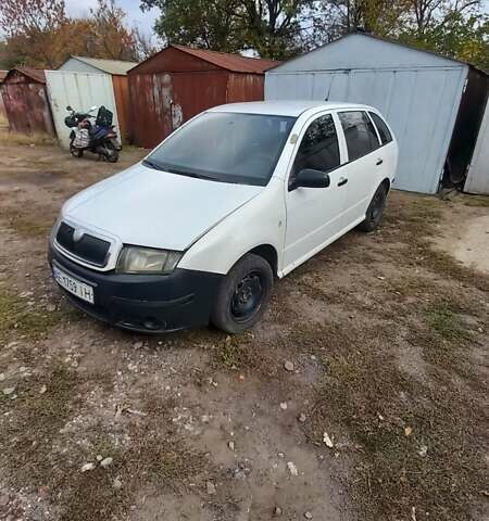Шкода Фабия 2004 в Марганце на Automoto.ua Белый Шкода Фабия, объемом двигателя 1.2 л и пробегом 304 тыс. км за 3500 $, фото 4 на Automoto.ua