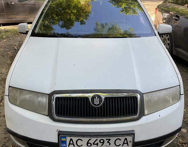 Белый Шкода Фабия, объемом двигателя 1.2 л и пробегом 330 тыс. км за 200 $, фото 1 на Automoto.ua