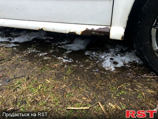 Белый Шкода Фабия, объемом двигателя 1.2 л и пробегом 320 тыс. км за 2400 $, фото 8 на Automoto.ua