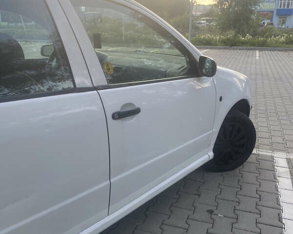 Білий Шкода Фабія, об'ємом двигуна 1.9 л та пробігом 395 тис. км за 3800 $, фото 3 на Automoto.ua
