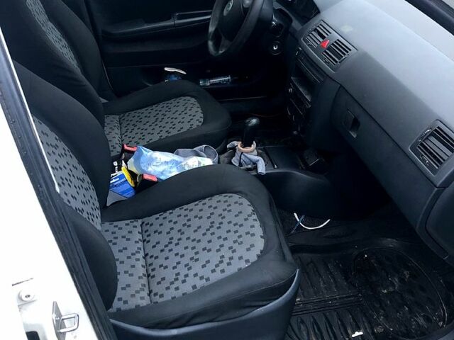 Белый Шкода Фабия, объемом двигателя 1.2 л и пробегом 320 тыс. км за 2400 $, фото 10 на Automoto.ua