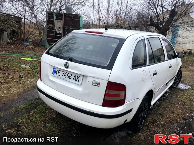 Белый Шкода Фабия, объемом двигателя 1.2 л и пробегом 320 тыс. км за 2400 $, фото 3 на Automoto.ua