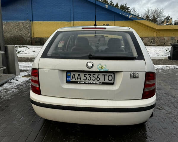 Белый Шкода Фабия, объемом двигателя 1.2 л и пробегом 375 тыс. км за 3300 $, фото 2 на Automoto.ua