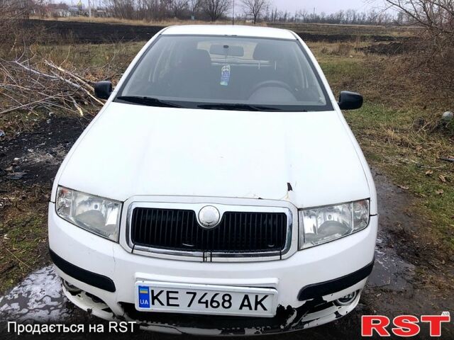 Белый Шкода Фабия, объемом двигателя 1.2 л и пробегом 320 тыс. км за 2400 $, фото 1 на Automoto.ua