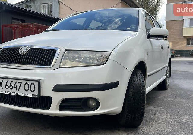 Белый Шкода Фабия, объемом двигателя 1.39 л и пробегом 302 тыс. км за 3850 $, фото 1 на Automoto.ua