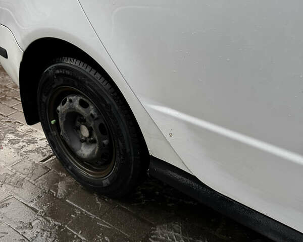 Белый Шкода Фабия, объемом двигателя 1.2 л и пробегом 375 тыс. км за 3300 $, фото 11 на Automoto.ua