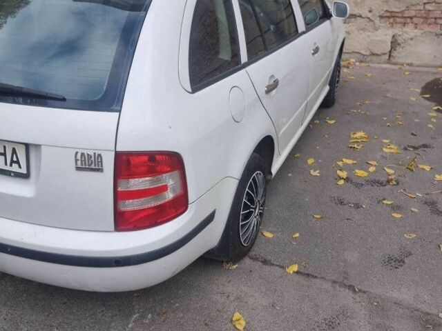 Шкода Фабия 2005 в Ровно на Automoto.ua Белый Шкода Фабия, объемом двигателя 1.4 л и пробегом 334 тыс. км за 2700 $, фото 5 на Automoto.ua