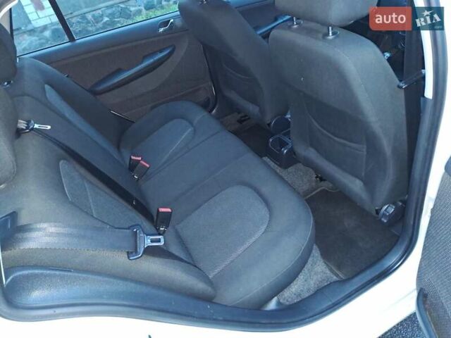 Білий Шкода Фабія, об'ємом двигуна 1.39 л та пробігом 220 тис. км за 4700 $, фото 18 на Automoto.ua