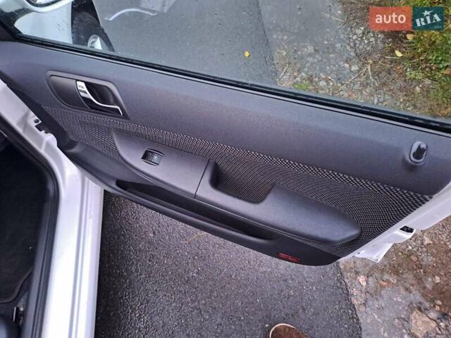 Білий Шкода Фабія, об'ємом двигуна 1.39 л та пробігом 220 тис. км за 4700 $, фото 17 на Automoto.ua