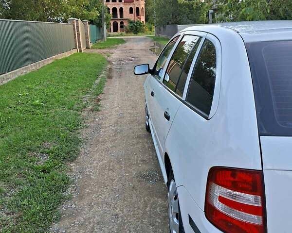 Белый Шкода Фабия, объемом двигателя 1.39 л и пробегом 177 тыс. км за 4300 $, фото 7 на Automoto.ua