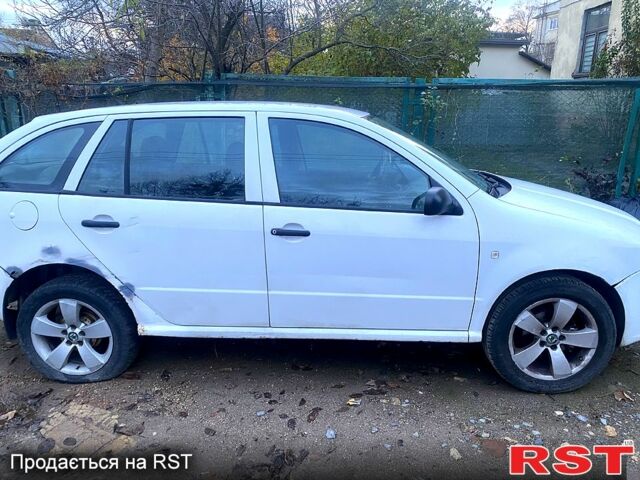 Белый Шкода Фабия, объемом двигателя 1.4 л и пробегом 350 тыс. км за 3000 $, фото 5 на Automoto.ua