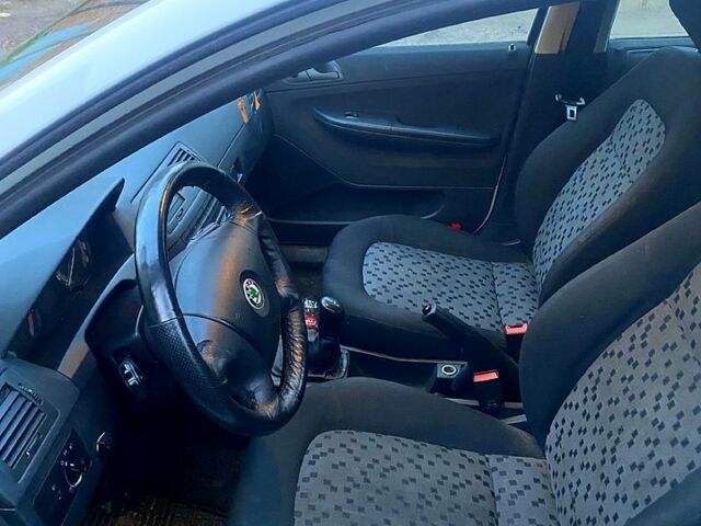 Белый Шкода Фабия, объемом двигателя 1.4 л и пробегом 350 тыс. км за 3000 $, фото 9 на Automoto.ua