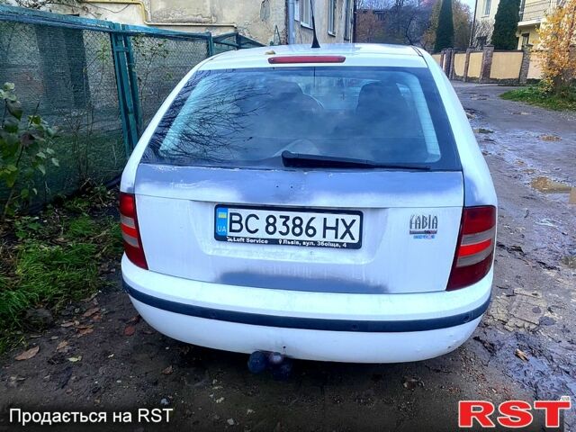 Белый Шкода Фабия, объемом двигателя 1.4 л и пробегом 350 тыс. км за 3000 $, фото 4 на Automoto.ua