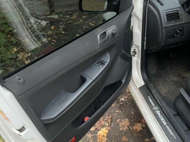 Белый Шкода Фабия, объемом двигателя 1.4 л и пробегом 214 тыс. км за 4700 $, фото 9 на Automoto.ua