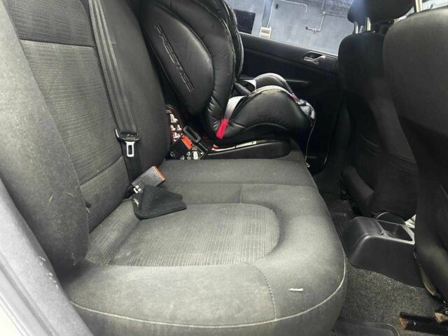 Белый Шкода Фабия, объемом двигателя 1.4 л и пробегом 293 тыс. км за 4700 $, фото 8 на Automoto.ua