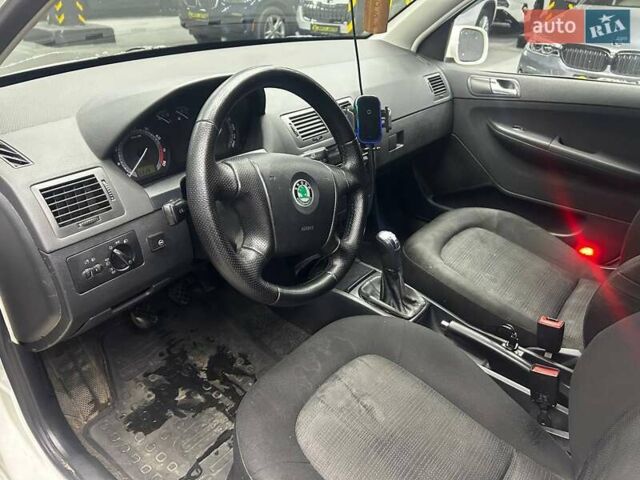 Белый Шкода Фабия, объемом двигателя 1.39 л и пробегом 293 тыс. км за 4700 $, фото 7 на Automoto.ua