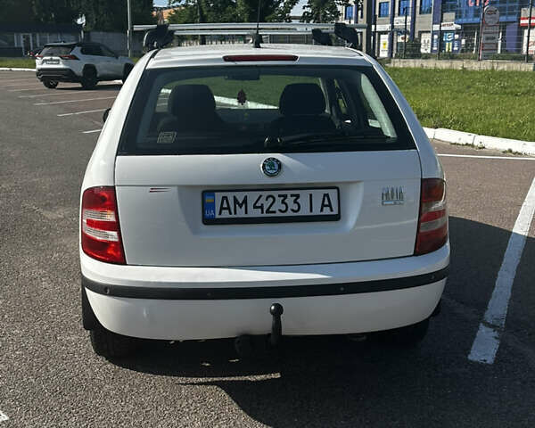 Белый Шкода Фабия, объемом двигателя 1.4 л и пробегом 175 тыс. км за 4500 $, фото 5 на Automoto.ua