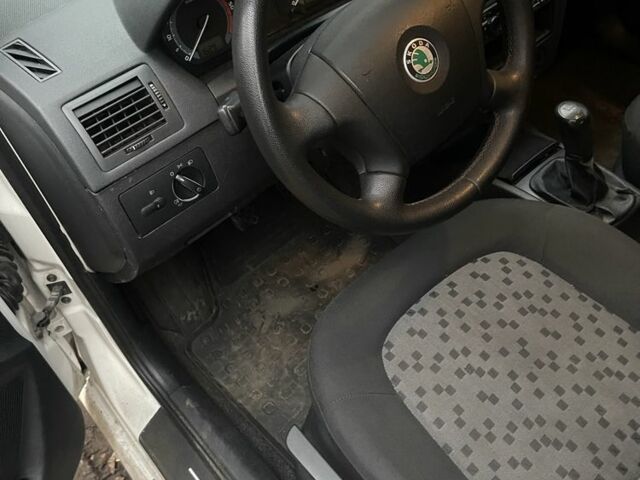 Белый Шкода Фабия, объемом двигателя 1.4 л и пробегом 214 тыс. км за 4700 $, фото 8 на Automoto.ua