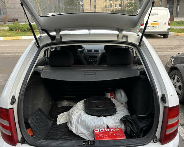 Білий Шкода Фабія, об'ємом двигуна 1.2 л та пробігом 221 тис. км за 3800 $, фото 6 на Automoto.ua