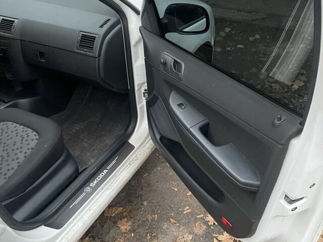 Белый Шкода Фабия, объемом двигателя 1.4 л и пробегом 214 тыс. км за 4700 $, фото 12 на Automoto.ua