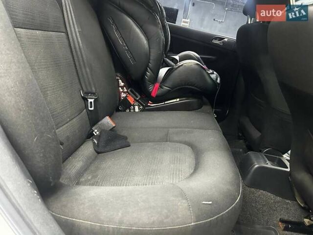 Белый Шкода Фабия, объемом двигателя 1.39 л и пробегом 293 тыс. км за 4700 $, фото 8 на Automoto.ua