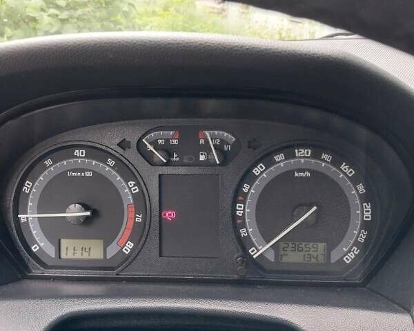 Белый Шкода Фабия, объемом двигателя 1.39 л и пробегом 237 тыс. км за 3500 $, фото 2 на Automoto.ua