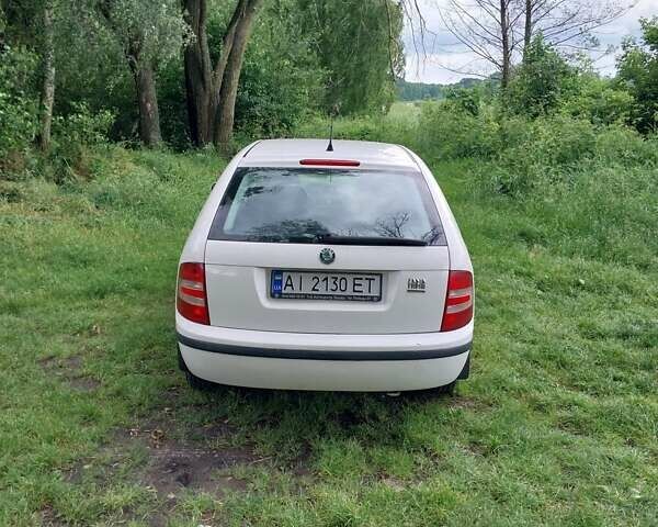 Белый Шкода Фабия, объемом двигателя 1.39 л и пробегом 237 тыс. км за 3500 $, фото 4 на Automoto.ua