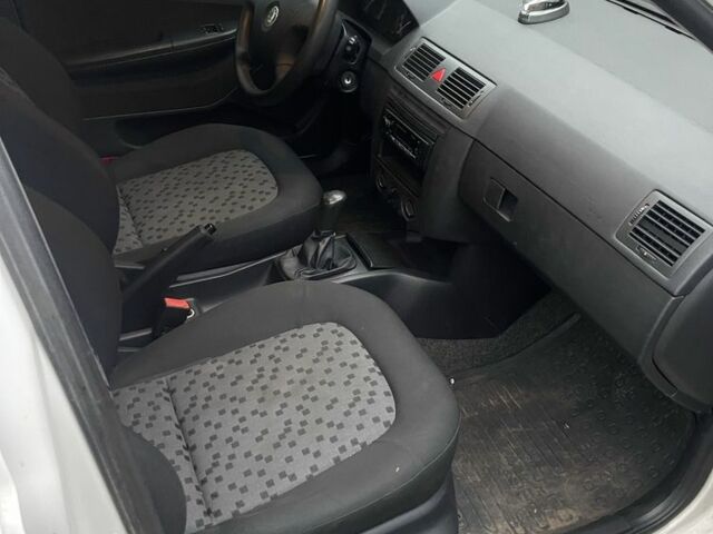 Белый Шкода Фабия, объемом двигателя 1.4 л и пробегом 214 тыс. км за 4700 $, фото 11 на Automoto.ua