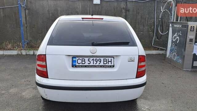 Белый Шкода Фабия, объемом двигателя 1.2 л и пробегом 218 тыс. км за 3950 $, фото 2 на Automoto.ua