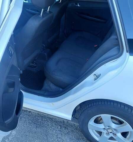 Белый Шкода Фабия, объемом двигателя 1.39 л и пробегом 278 тыс. км за 3700 $, фото 4 на Automoto.ua