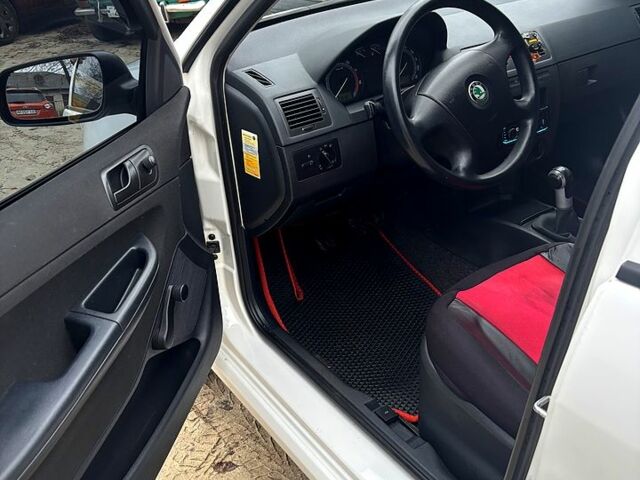 Белый Шкода Фабия, объемом двигателя 1.2 л и пробегом 213 тыс. км за 3500 $, фото 11 на Automoto.ua