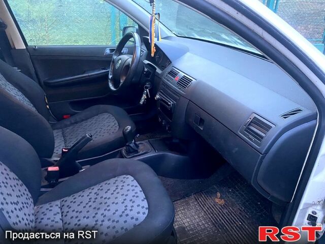 Белый Шкода Фабия, объемом двигателя 1.4 л и пробегом 350 тыс. км за 3000 $, фото 10 на Automoto.ua