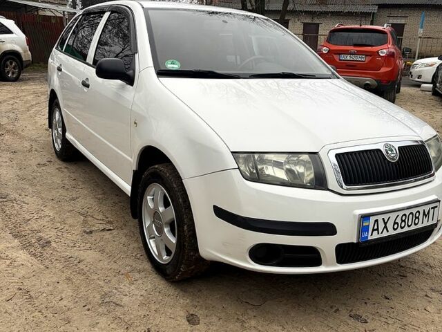 Белый Шкода Фабия, объемом двигателя 1.2 л и пробегом 213 тыс. км за 3500 $, фото 2 на Automoto.ua