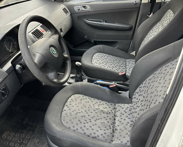 Білий Шкода Фабія, об'ємом двигуна 1.2 л та пробігом 221 тис. км за 3800 $, фото 14 на Automoto.ua