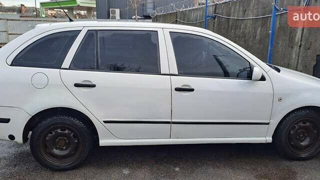 Белый Шкода Фабия, объемом двигателя 1.2 л и пробегом 218 тыс. км за 3950 $, фото 1 на Automoto.ua