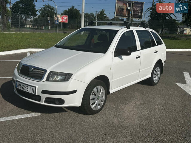 Белый Шкода Фабия, объемом двигателя 1.4 л и пробегом 175 тыс. км за 4500 $, фото 1 на Automoto.ua