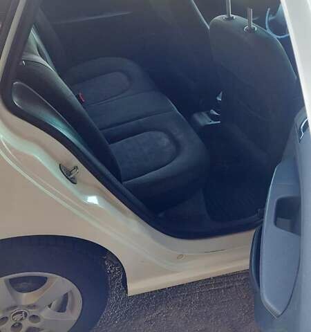 Белый Шкода Фабия, объемом двигателя 1.39 л и пробегом 278 тыс. км за 3700 $, фото 2 на Automoto.ua