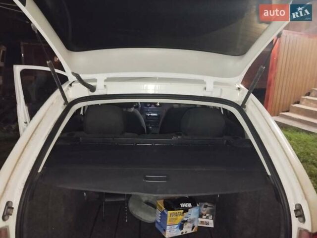 Белый Шкода Фабия, объемом двигателя 1.2 л и пробегом 260 тыс. км за 3650 $, фото 2 на Automoto.ua