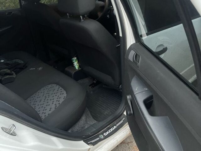 Белый Шкода Фабия, объемом двигателя 1.4 л и пробегом 214 тыс. км за 4700 $, фото 13 на Automoto.ua