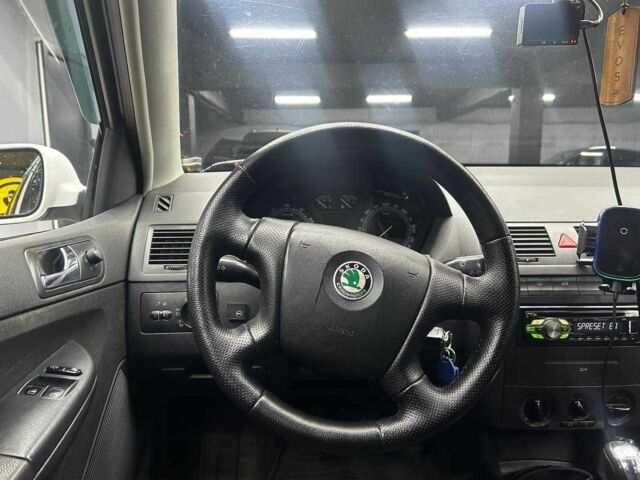 Белый Шкода Фабия, объемом двигателя 1.4 л и пробегом 293 тыс. км за 4700 $, фото 10 на Automoto.ua