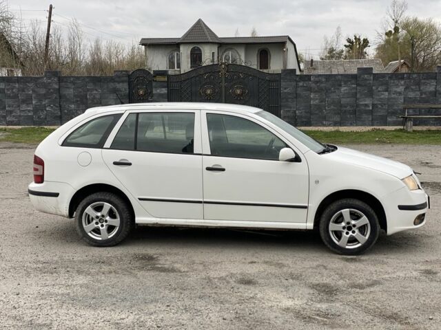 Белый Шкода Фабия, объемом двигателя 1.2 л и пробегом 300 тыс. км за 1750 $, фото 1 на Automoto.ua