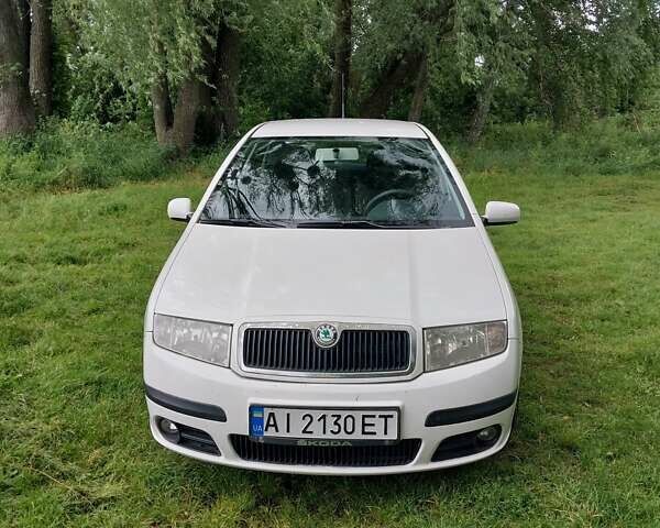 Белый Шкода Фабия, объемом двигателя 1.39 л и пробегом 237 тыс. км за 3500 $, фото 1 на Automoto.ua