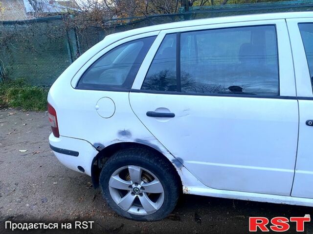 Белый Шкода Фабия, объемом двигателя 1.4 л и пробегом 350 тыс. км за 3000 $, фото 6 на Automoto.ua