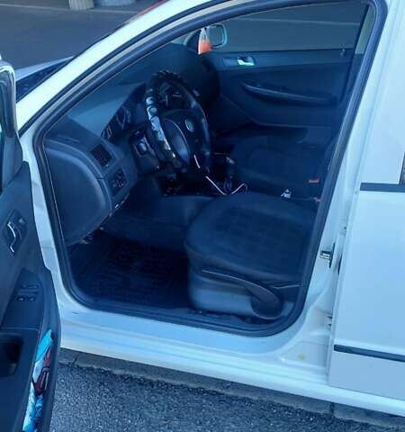 Белый Шкода Фабия, объемом двигателя 1.39 л и пробегом 278 тыс. км за 3700 $, фото 6 на Automoto.ua