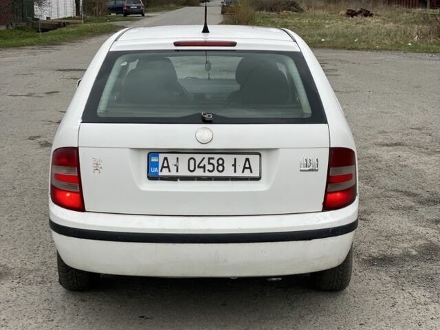 Белый Шкода Фабия, объемом двигателя 1.2 л и пробегом 300 тыс. км за 1750 $, фото 3 на Automoto.ua